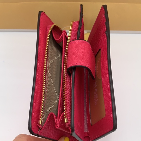 MICHAEL KORS
Medium Crossgrain Leather Wallet
Electric Pink
NWT - Picture 3 of 14